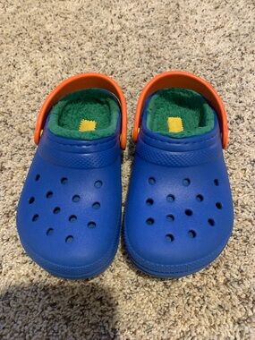 Crocs Kids Cozy Blue Slip-On Clogs with Green Fuzzy Lining & Orange Strap sz10